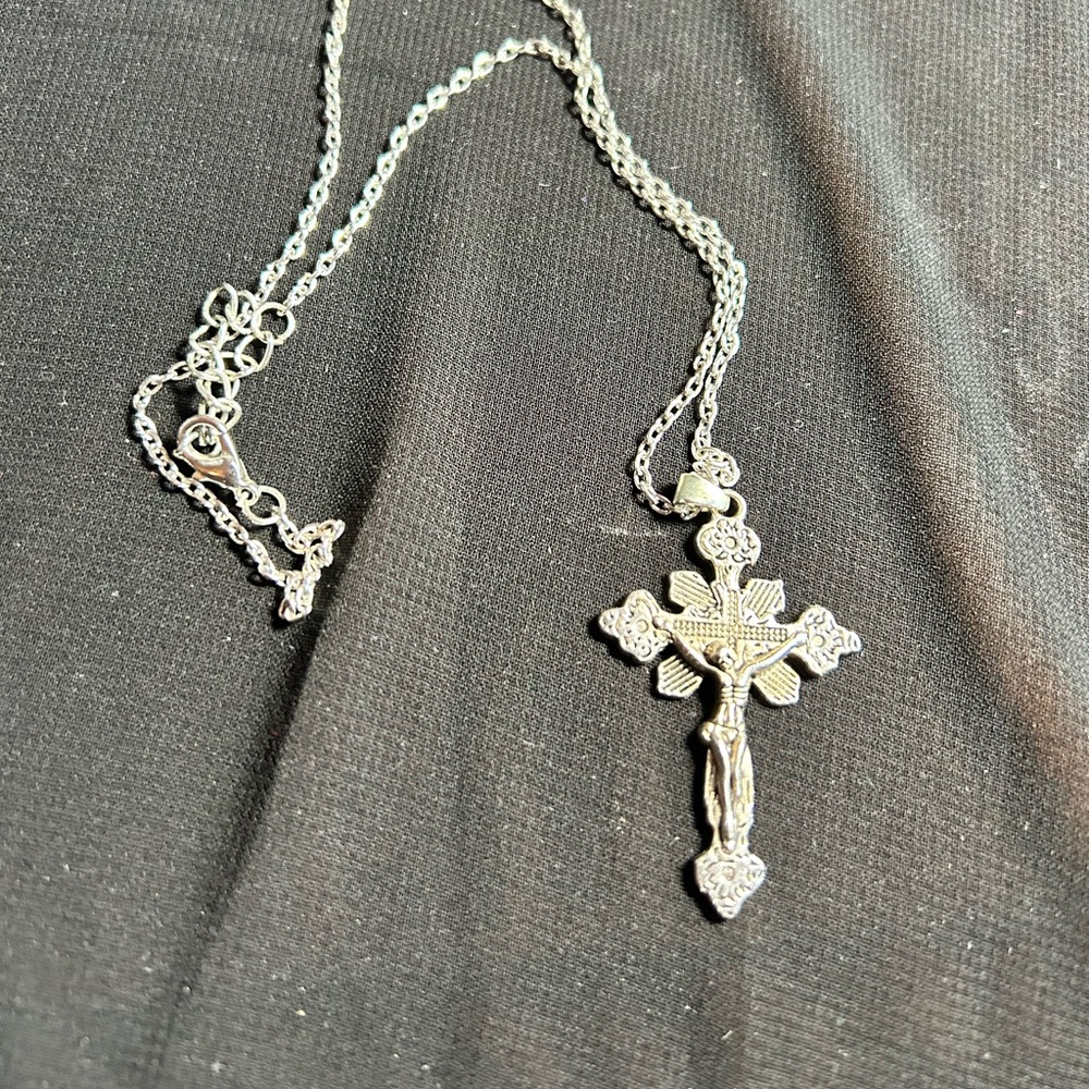 Elegant Silver tone metal Cross Pendant Necklace, unbranded. - Picture 3 of 5